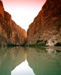 Steile rotswanden boven de Rio Grande in Big Bend National Park, Texas